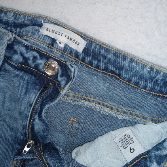 Almost Famous EUC Highrise Distressed Denim Ankle Jeans size 9 - Picture 4 of 4